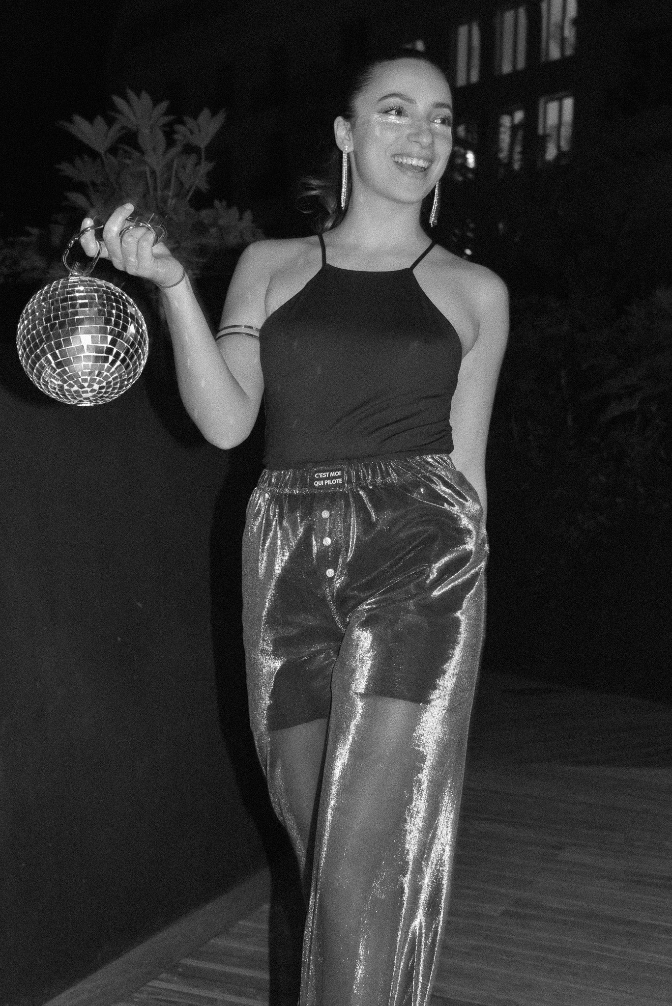Halbtransparente Hose aus silbernem Metallic-Tüll 🪩