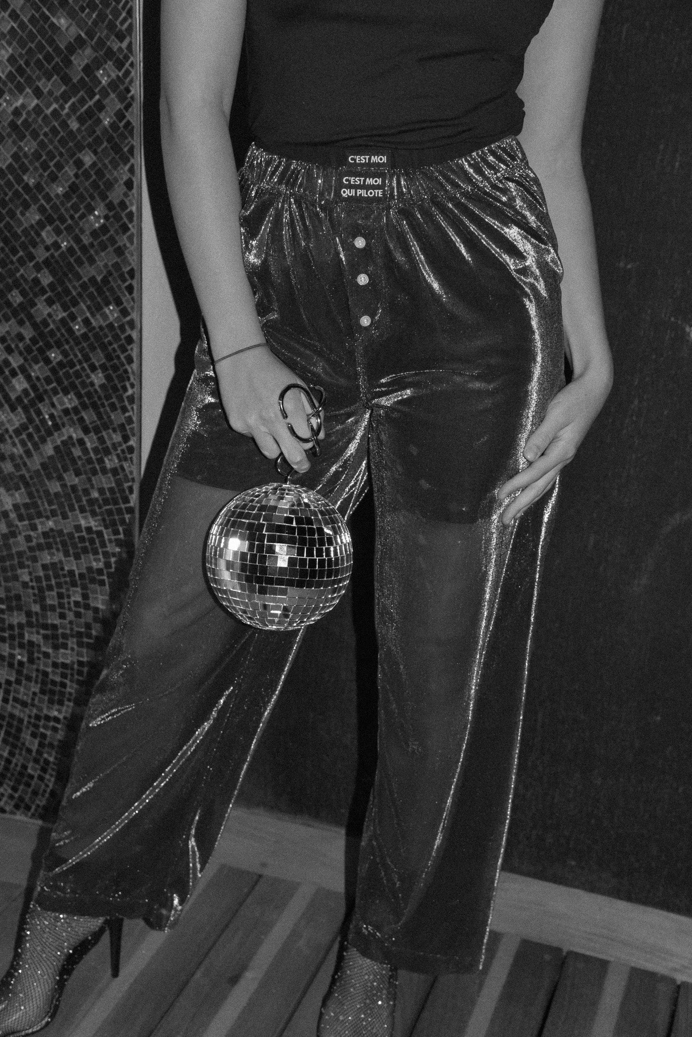 Halbtransparente Hose aus silbernem Metallic-Tüll 🪩