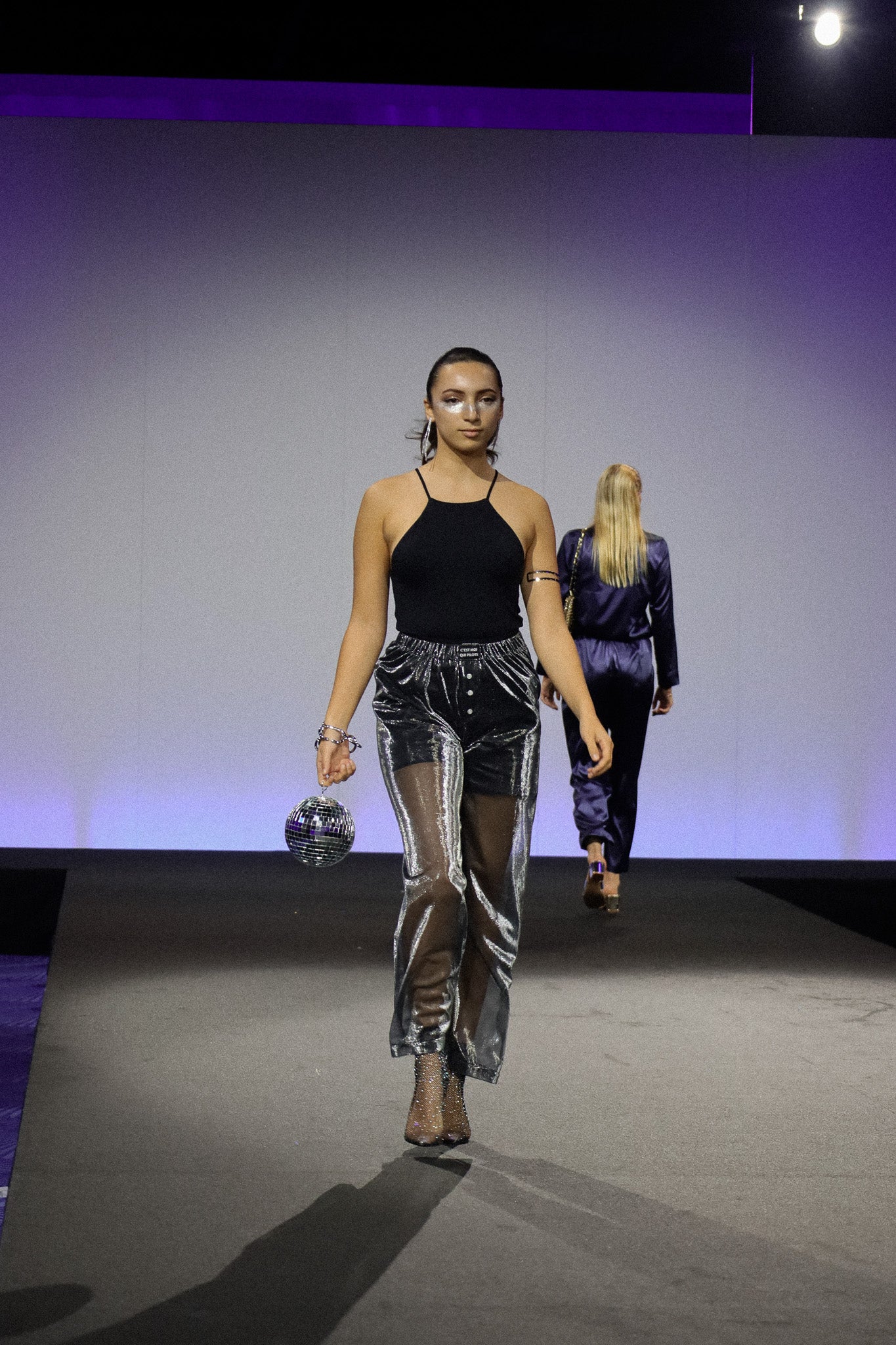Halbtransparente Hose aus silbernem Metallic-Tüll 🪩