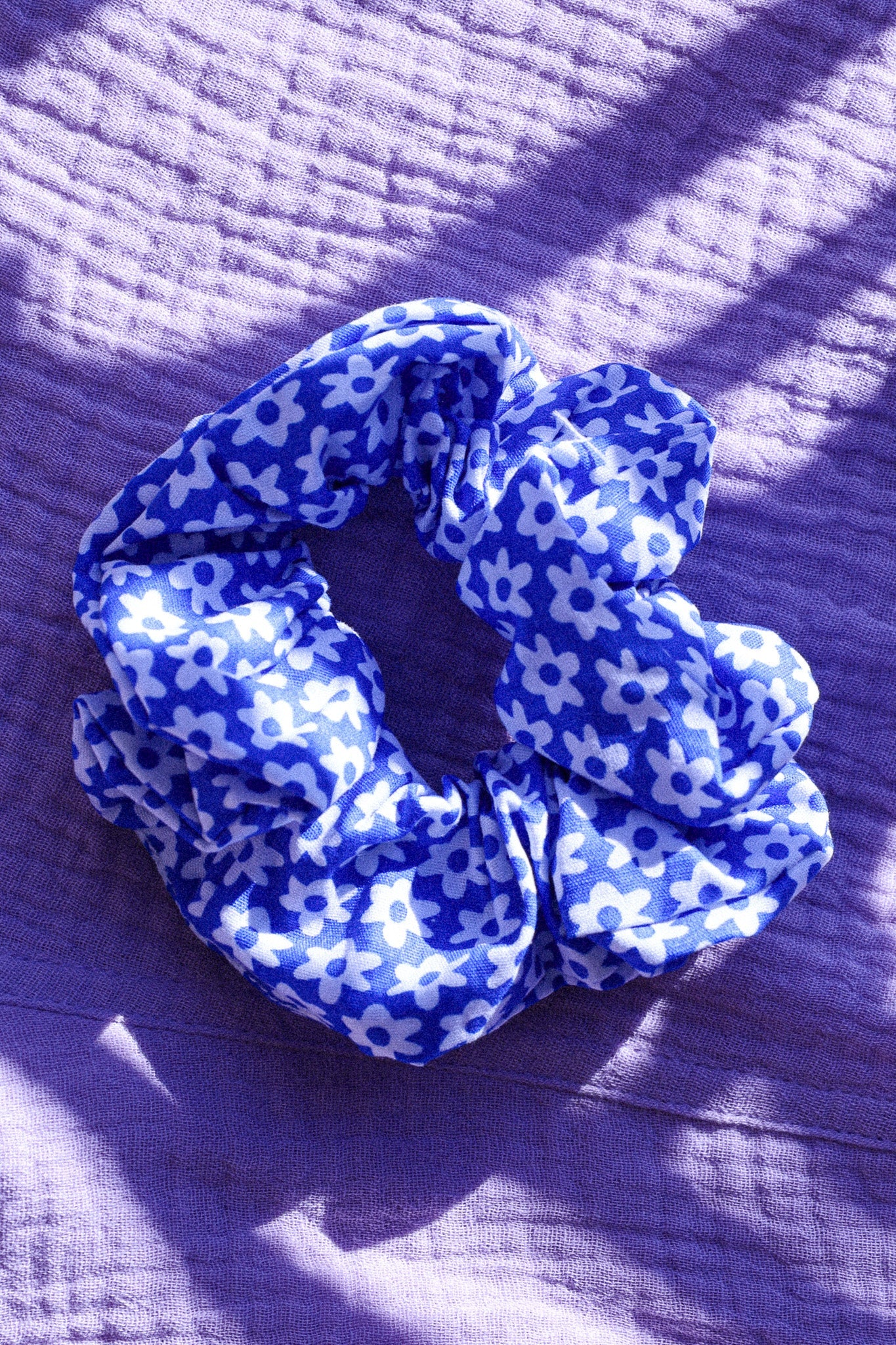 Chouchou Donut Fleurs bleu néon C'est moi qui pilote