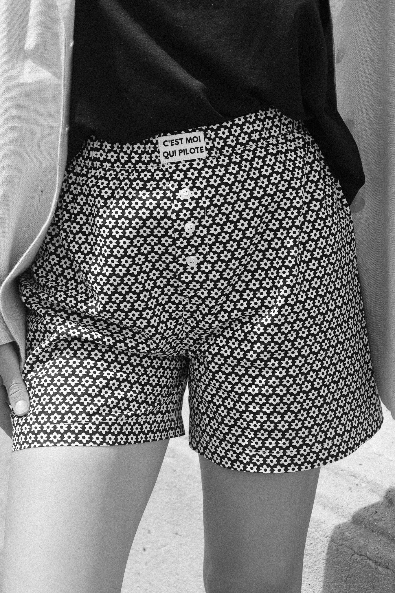 Schwarz-weiße Piloten-Boxershorts mit Blumenmuster 🎬