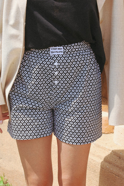 Schwarz-weiße Piloten-Boxershorts mit Blumenmuster 🎬