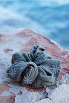 Chouchou Broderie palmitos olive C'est moi qui pilote